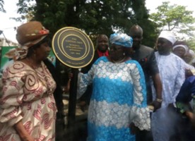 L-R-President-of-the-Krio-Descendants-Union-and-Acting-Minister-of-Tourism-unveiling-the-plaque.